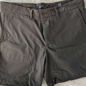Mens GAP 8" tech shorts, 33 inch waist